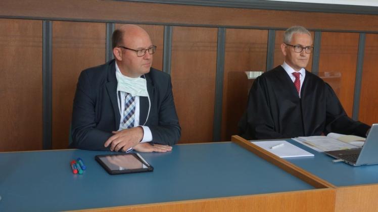 Der ehemalige Delmenhorster Krankenhaus-Geschäftsführer Thomas Breidenbach (links) ist am Mittwoch im Prozess wegen Subventionsbetrugs freigesprochen worden.