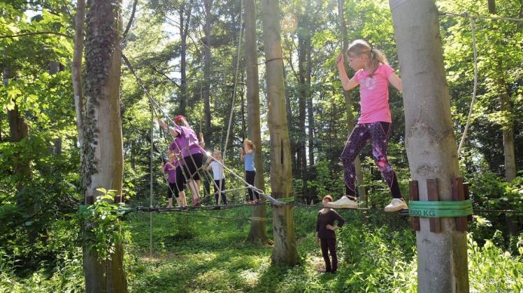 Erlebnispädagogik und Teambildung mit Kletterelementen bietet Games and Ropes in Kalkriese und anderen Orts nicht nur für Kindergeburtstage an. Foto: Holger Schulze