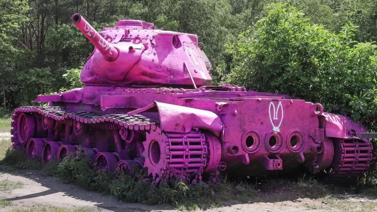 Jahrzehntelang stand der Panzer auf der Großen Höhe. Nun wurde er von Unbekannten pink angesprüht und ist wohl ein Fall für die Schrottpresse.