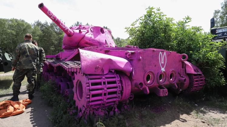 Den mit pinker Farbe angesprühten Panzer hat die Bundeswehr am Dienstag umgehend von der Großen Höhe entfernt.