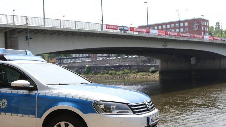 Zwei junge Männer sind am Pfingstmontag von der Wilhelm-Kaisen-Brücke in Bremen in die Weser gesprungen und dabei mit dem Gesetz in Konflikt geraten. (Archivfoto)