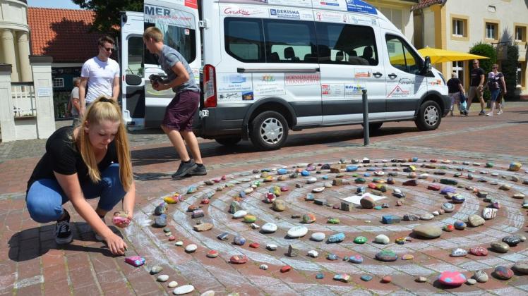 Sorgsam eingesammelt wurden am Mittwoch die kleinen Kunstwerke der Steinspirale auf dem Münsterplatz. Sie ziehen an einen anderen Ort um. Foto: Heiner Beinke