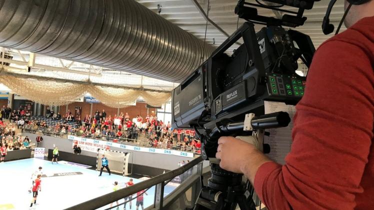 Auf Fernsehkameras und Zuschauer hofft die HSG beim Neustart im Euregium. Foto: Dieter Kremer