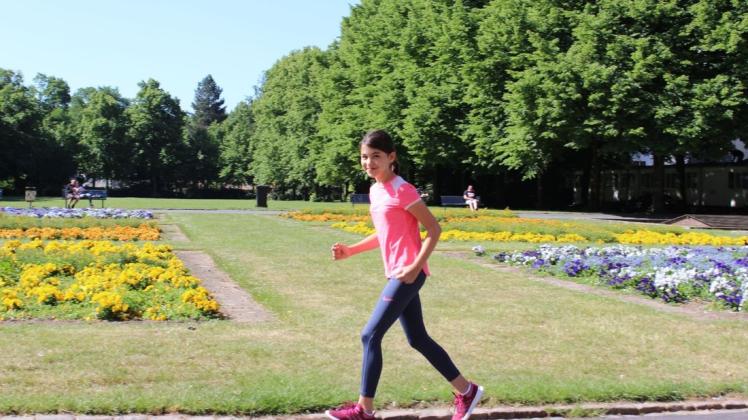 Auch die elfjährige Aleyna aus der fünften Klasse ist bereits einige Kilometer gelaufen. Hier dreht sie gerade ihre Runden im Osnabrücker Schlossgarten.