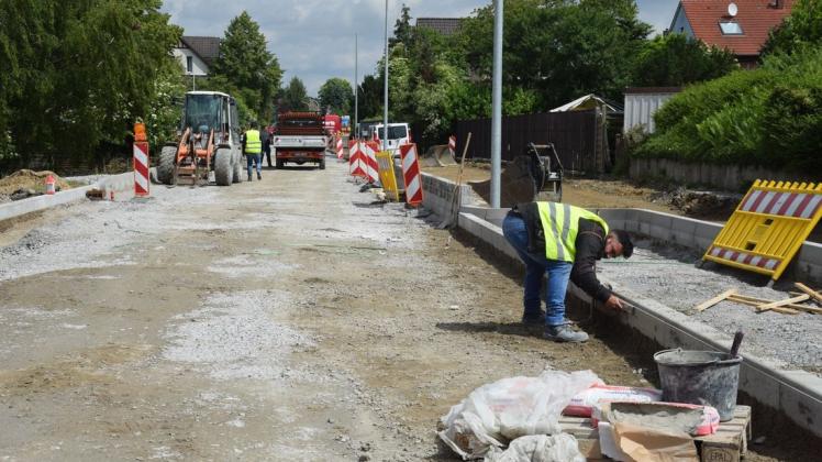 Die Sanierung der Theenhausener Straße schreitet ganz hervorragend voran. Schon in wenigen Wochen sollen die Kanalbauarbeiten abgeschlossen sein.
