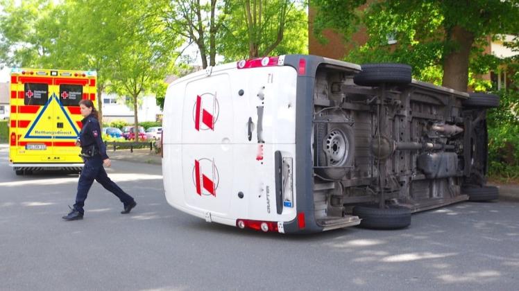 Bei einem Unfall an der Fridtjof-Nansen-Straße ist am Freitagmorgen ein Transporter auf die Seite gekippt.