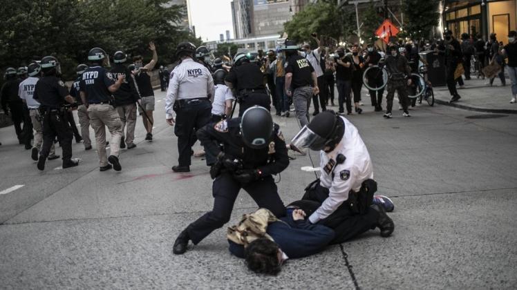 Die New Yorker Polizei setzt rigoros die nächtliche Ausgangssperre durch. Wer sich widersetzt, wird verhaftet.