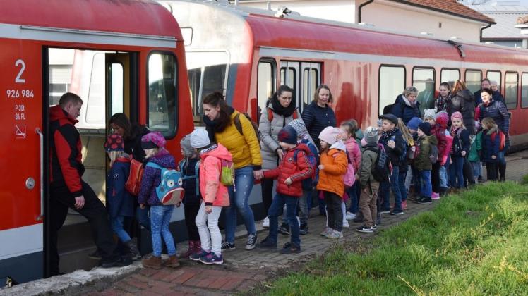 Ein Personenzug von Ankum nach Bramsche könnte auch in Alfhausen halten. Bislang halten aber nur touristische Züge in Ankum. 2019 macht der Kindergarten St. Nikolaus einen Ausflug mit der Bahn.