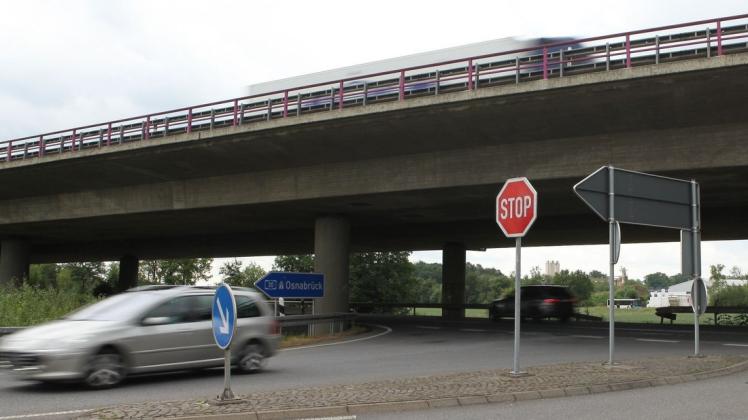 Die Autobahnbrücke in Bruchmühlen weist einen Schaden in der sogenannten Übergangskonstruktion auf.