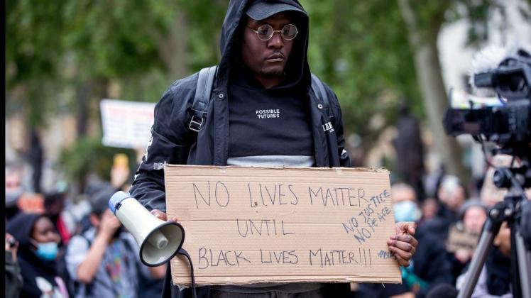"Kein Leben zählt, solange schwarze Leben nicht zählen" - Nach dem Tod des Afroamerikaners George Floyd infolge von Polizeigewalt demonstrieren in diesen Tagen sogar in London Menschen gegen Rassismus.