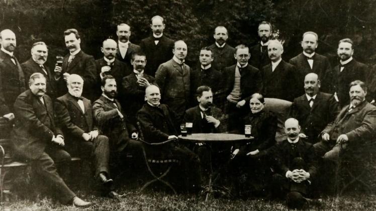 Honoratiorenstammtisch bei Gastwirtin Auguste „Mutter“ Hocke, um 1900: Theodor Eisenkolb (mittlere Reihe, 3. v. r.) steht direkt neben Bürgermeister Erich Koch (4. v. r.). Honoratiorenstammtisch bei Gastwirtin Auguste „Mutter“ Hocke, um 1900: Theodor Eisenkolb (mittlere Reihe, 3. v. r.) steht direkt neben Bürgermeister Erich Koch (4. v. r.).