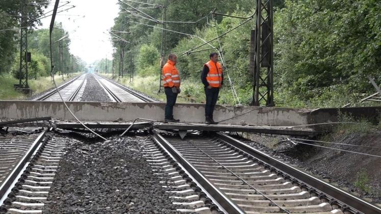 Nichts geht mehr an der Bahnstrecke Münster-Osnabrück, nachdem am Freitag ein Betonteil auf die Gleise stürzte und dabei die Oberleitung einriss.