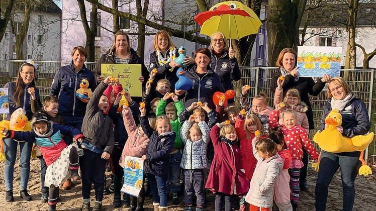 Das war noch vor Corona: Im Kindergarten zu den Zwölf Aposteln herrschte bei Kindern, Erzieherinnen und Vertreterinnen des Lions Clubs Delmenhorst Gräfin Hedwig große Vorfreude auf das Entenrennen. Das war noch vor Corona: Im Kindergarten zu den Zwölf Aposteln herrschte bei Kindern, Erzieherinnen und Vertreterinnen des Lions Clubs Delmenhorst Gräfin Hedwig große Vorfreude auf das Entenrennen.