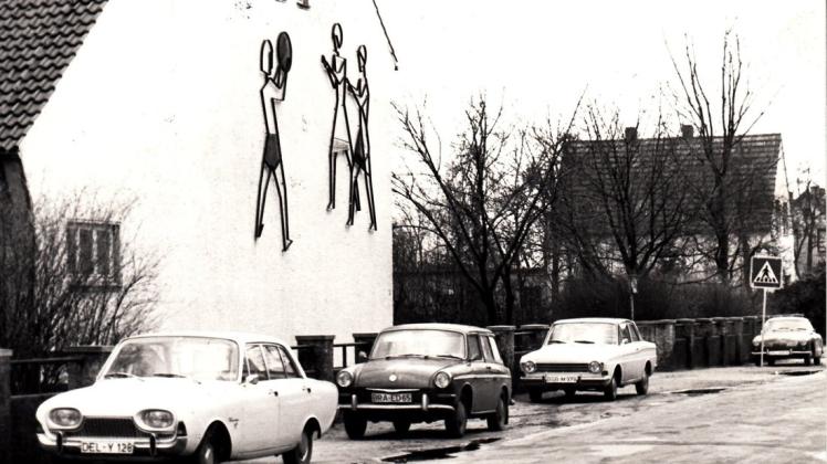 Die Drahtplastik von Willi Oltmanns ziert die Wand der Turnhalle der Hermann-Allmers-Schule. Die Aufnahme stammt von 1967. Die Drahtplastik von Willi Oltmanns ziert die Wand der Turnhalle der Hermann-Allmers-Schule. Die Aufnahme stammt von 1967.
