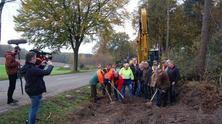 Zum Auftakt schickte der NDR ein Kamerateam. Baubeginn des Bürgerradweges in Eggermühlen im November 2014.