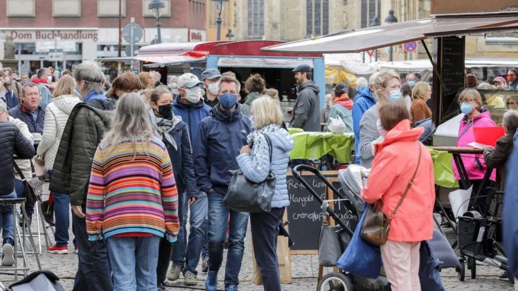 Recht voll und oftmals ohne Mindestabstand war es am Samstagmittag vor den Foodtruck auf dem Wochenmarkt am Domhof.  Foto Jörn Martens