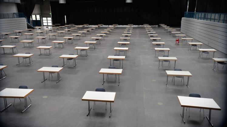 Tische mit viel Abstand, so weit das Auge reicht: 104 Studierende können in der Veranstaltungshalle der Emslandhallen gleichzeitig eine Klausur schreiben.
