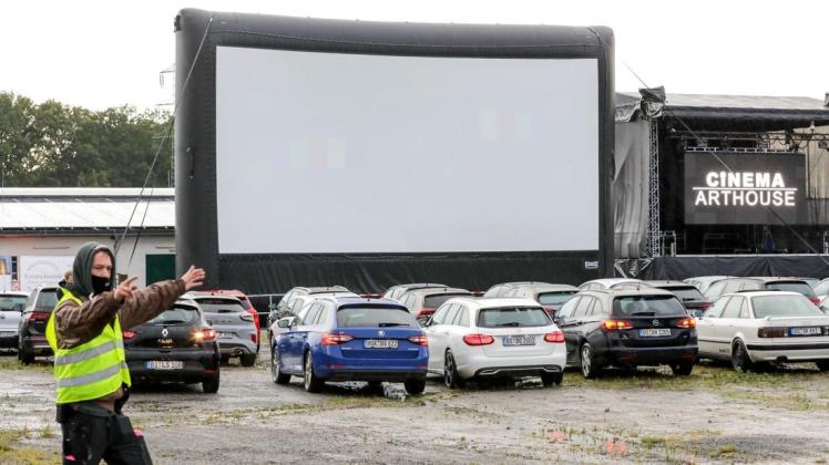 Geschickt eingefädelt und viel Platz für Kinovergnügen: Die Fahrzeuge werden vor der 150 Quadratmeter großen Leinwand so aufgestellt, dass jeder Autokinobesucher alles sehen kann. Foto: Jörn Martens