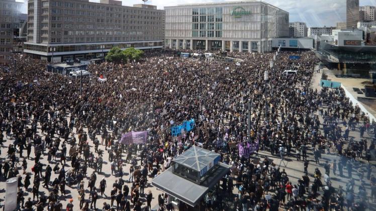 Menschen versammeln sich in Berlin zur Silent Demo auf dem Alexanderplatz.
