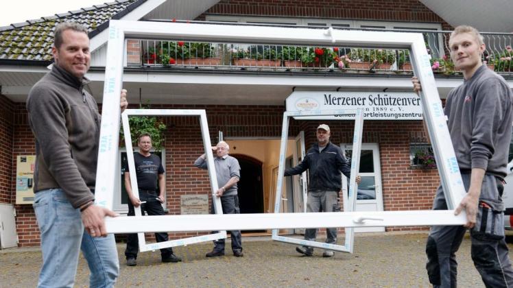 Viele Mitglieder des Merzener Schützenvereins von 1889 packen mit an, um das Vereinshaus am Glinsboll zu modernisieren. Um die neuen Fenster kümmerten sich (von links) Thomas Schluchter, Uwe Briede, Horst Krehe-Nöhring, Martin Geers und Tobias von der Haar.