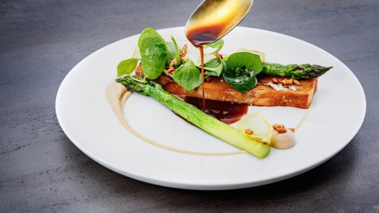 Rezept für Kalbsbauch, Spargel, Tandoori-Jus von Lisa Angermann
