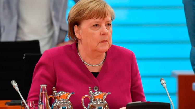Bundeskanzlerin Angela Merkel und ihre Minister verdienen seit Kurzem etwas mehr. Das stört die Linkspartei.