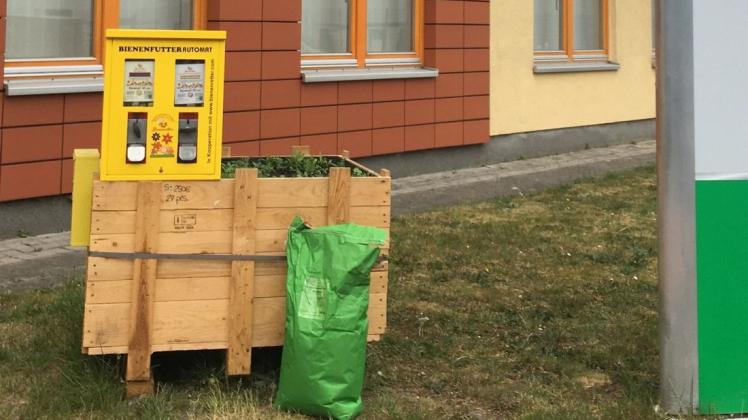 Einen "Bienenfutterautomaten" hat das 3N-Kompetenzzentrum in Werlte vor dem Klimacenter aufgestellt.