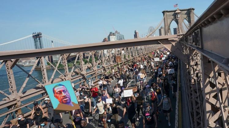 Wer protestiert da eigentlich? Demonstranten auf der Brooklyn Bridge in New York.