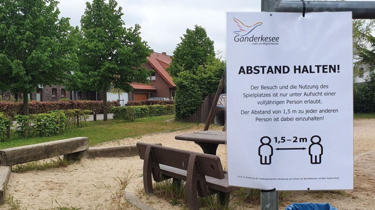 Die Gemeinde Ganderkesee hat an allen Spielplätzen in der Gemeinde mit einem Informationszettel auf die Abstandsregelung hingewiesen.