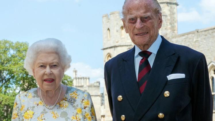 Königin Elisabeth II. von Großbritannien und Prinz Philip, Herzog von Edinburgh, vor dem Schloss Windsor.