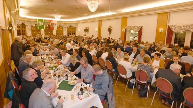 Bis zu 240 Personen können im Gasthaus Rothert in Engter feiern. Unser Foto entstand beim Grünkohlessen des Fußballkreisverbands Osnabrück-Land (Archivbild).