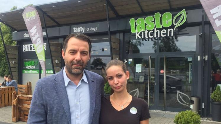 Klagen gegen ihre Versicherung: Lars und Lisa Brauer, Inhaber vom "Taste Kitchen" an der Rheiner Landstraße an der Grenze zwischen Osnabrück und Hasbergen.