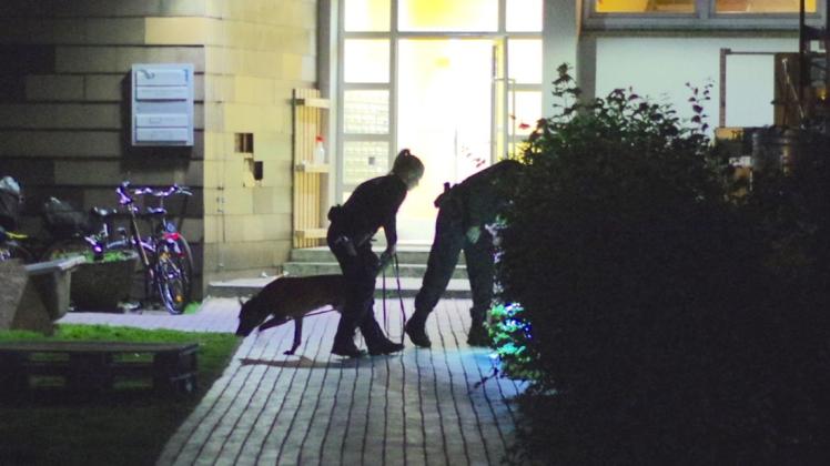 Vor einem Hauseingang an der Fridtjof-Nansen-Straße stach ein 20-jähriger Bremer am Mittwochabend mit einem Messer auf einen 37-jährigen Delmenhorster ein.