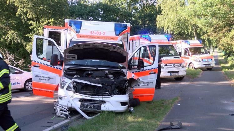 Bei einem Unfall nahe Ottersberg sind am frühen Mittwochabend ein Rettungswagen, ein Auto und ein Linienbus zusammengeprallt.
