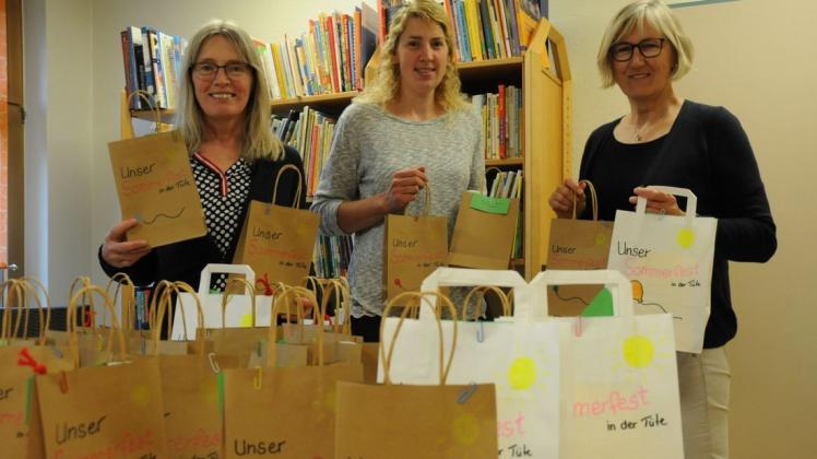 Haben mehr als 100 Tüten mit kleinen Überraschungen für die Kinder des Kindergartens Noah gepackt:Anni Bohlen-Schulze, Bärbel Grönloh und Elisabeth Griese (von links).
