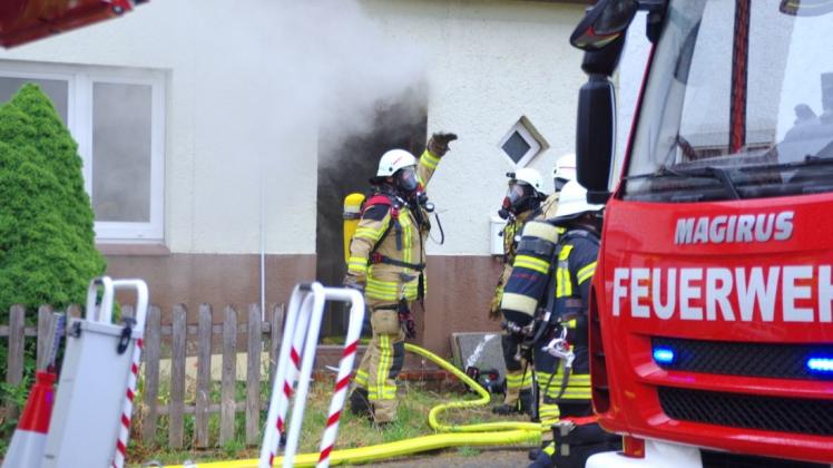 Die Feuerwehr musste am Donnerstagmittag zu einem Brand in einem Wohnhaus an der Jägerstraße ausrücken.