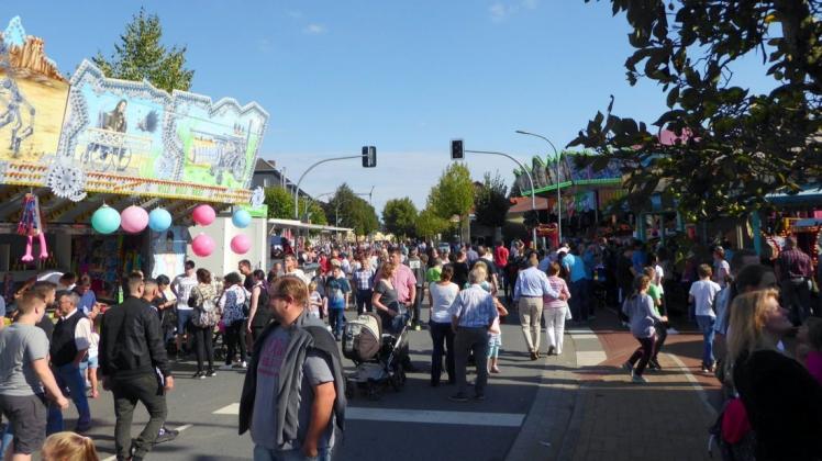 2020 wird die Lindenstraße in Neuenkirchen nicht zur Flaniermeile. Die Gemeinde hat die Kirmes am ersten Wochenende im September abgesagt (Archivbild).