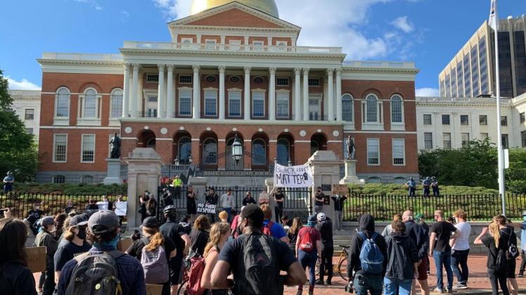 Die Proteste in den USA breiten sich aus, hier vor dem Massachusetts State House.