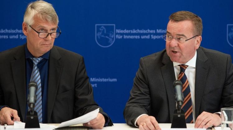 Wollen die Clankriminalität in Niedersachsen mit aller Macht bekämpfen: Landespolizeipräsident Axel Brockmann (links) und Innenminister Boris Pistorius.
