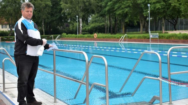 Schwimmmeister Uwe Lampe und seine Kollegen nutzen die Unterbrechung der Öffnungzeiten für die Reinigung und Desinfektion des Freibades. Der Schwimmerbereich ist zweigeteilt, hier gilt es, im Kreis zu schwimmen. Für die schnelleren Schwimmer ist die Sportbahn reserviert.