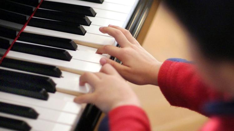 Die Kinder lernen im zweiten Jahr verschiedenen Musikinstrumente kennen. (Symbolfoto)