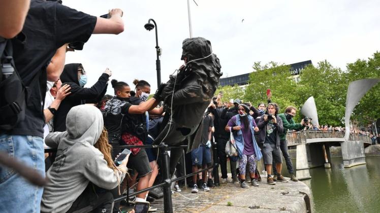 Bild einer Zeitenwende? Demonstranten versenken im Hafen von Bristol bei einem Protest gegen Rassismus und Polizeigewalt die Statue von Edward Colston. Colston war ein Kaufmann und Sklavenhändler im 17. Jahrhundert. Foto: Ben Birchall/PA Wire/dpa