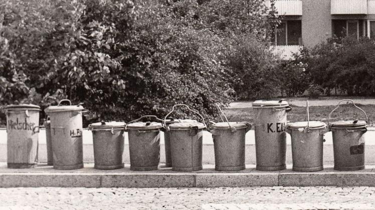Mülleimer-"Parade" am Straßenrand anno 1966. Damals wurde der Müll in Delmenhorst von der Firma Wilhelm Hadeler abgeholt.