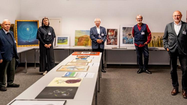 Das ist keine Galerie, sondern die Wache der Malteser: Die Juroren Jürgen Weichardt (v. l.), Wiebke Rolfs, June H. Park, Reinhard Bockkhorst und Ludger Ellert bewertet Kunstwerke.