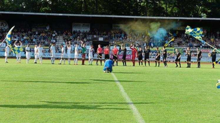 Bald Gegner in der Fußball-Regionalliga Nord: Der SV Atlas Delmenhorst (schwarze Trikots) und der BSV Rehden müssen sich auf eine längere Sommerpause einstellen.