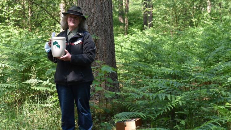 Friedwaldförsterin Ute Dippel demonstriert während ihren Führungen, dass die naturnahe Bestattung im Friedwald auch eine biologisch abbaubare Urne beinhaltet.