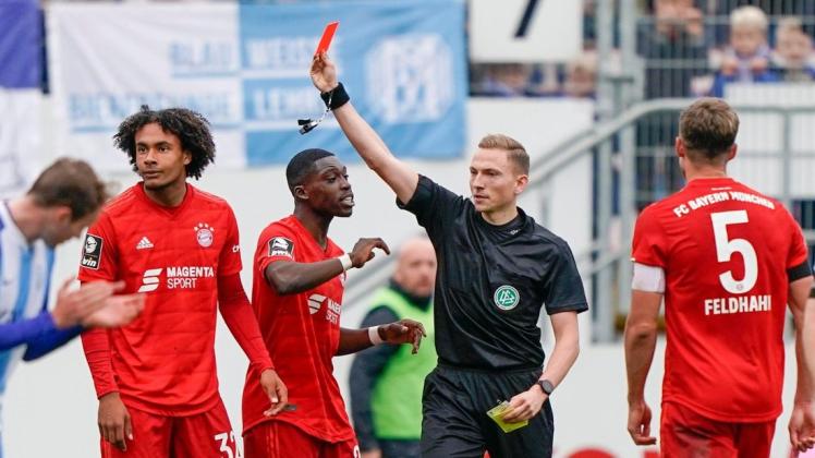 Gelbrot zeigte Schiedsrichter Oliver Lossius dem Münchener Joshua Zirkzee (l.) bei der 3:5-Niederlage in Meppen. Am Wochenende traf der Niederländer in der Bundesliga beim 2:1 gegen Borussia Mönchengladbach.