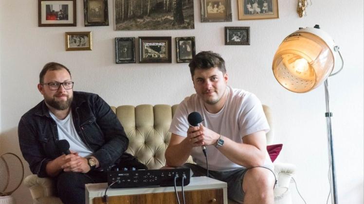 Lockerer Schnack auf dem Sofa: Patrick Mess (l.) und Andi Müller produzieren als Rabaukenduett Podcasts.