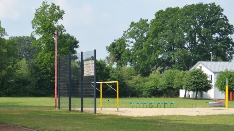 Auf der hinteren freien Rasenfläche soll vor der alten Turnhalle eine neue Trainingshalle für die TS Hoykenkamp entstehen.