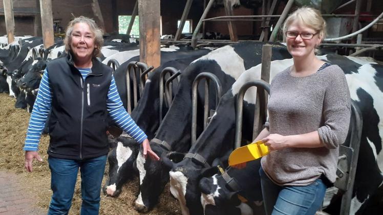 Edith Janßen (links) und Thale Meyer hoffen, dass sie bald wieder Schulklassen und Besuchergruppen auf den Bauernhöfen empfangen können.